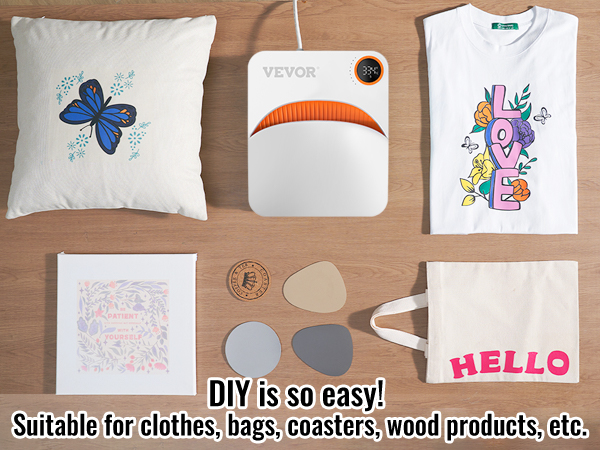 Máquina de prensado térmico VEVOR rodeada de ropa, bolsos, posavasos y productos de madera personalizados.