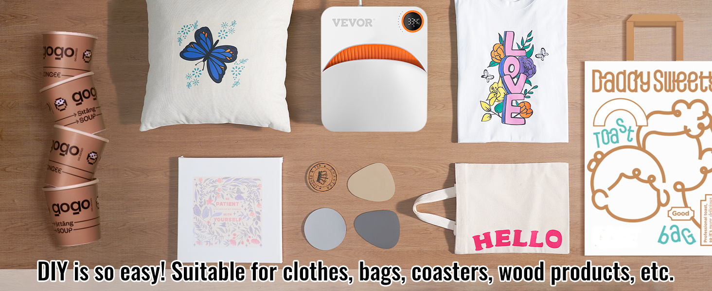 Máquina de prensado térmico VEVOR rodeada de ropa, bolsos, posavasos y productos de madera personalizados.