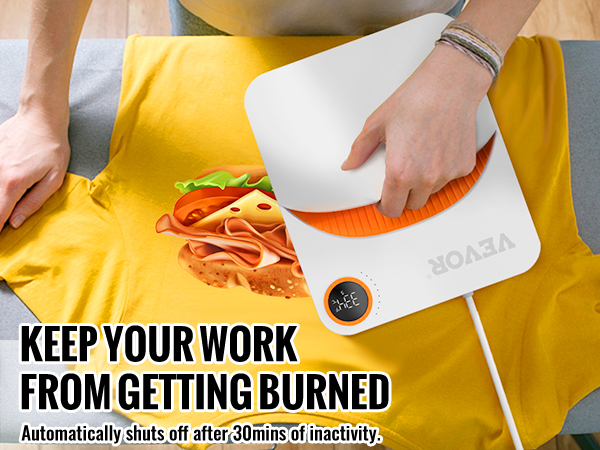 Persona que utiliza la máquina de prensado térmico VEVOR sobre una camiseta amarilla con un gráfico de sándwich, rodeada de ropa doblada.