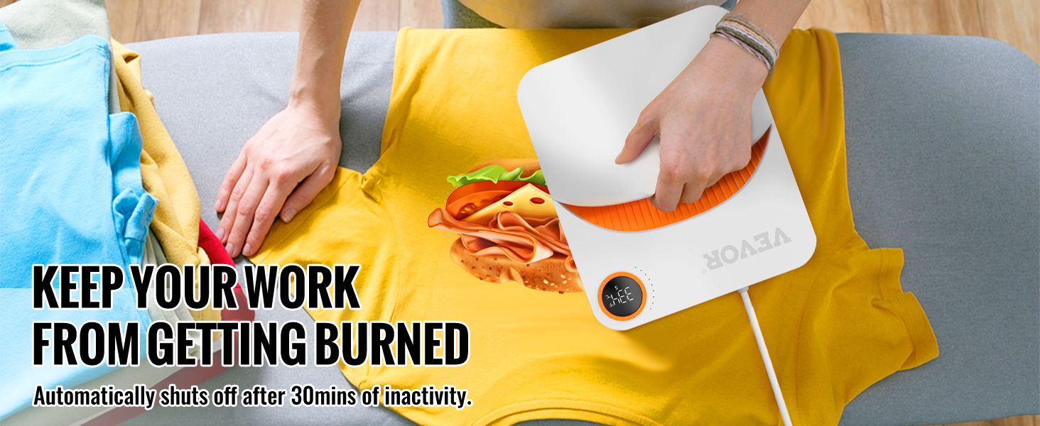 Persona que utiliza la máquina de prensado térmico VEVOR sobre una camiseta amarilla con un gráfico de sándwich, rodeada de ropa doblada.