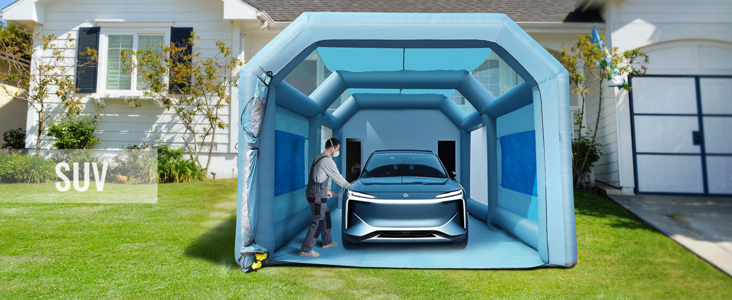 Надувна фарбувальна камера VEVOR перед будинком, в ній позашляховик і працює людина.