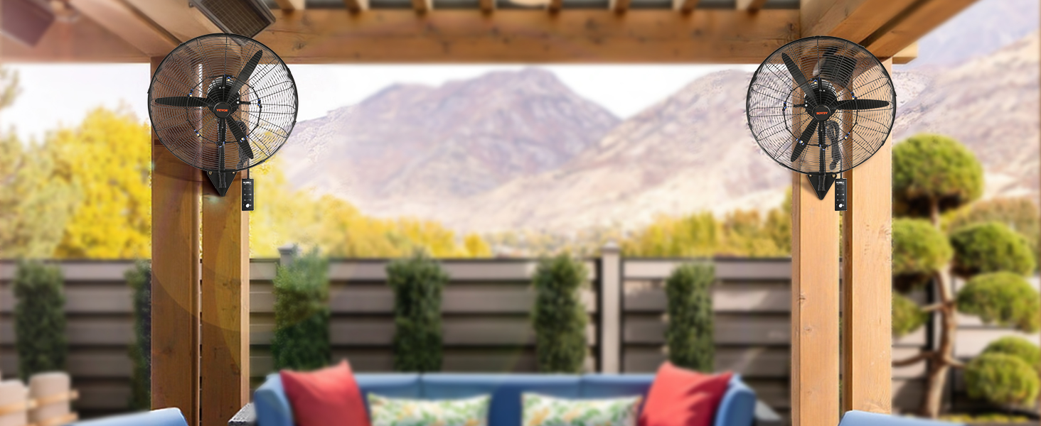 Настінний туманний вентилятор VEVOR на дерев'яній альтанці, крісла на відкритому повітрі та вид на гори на задньому плані.