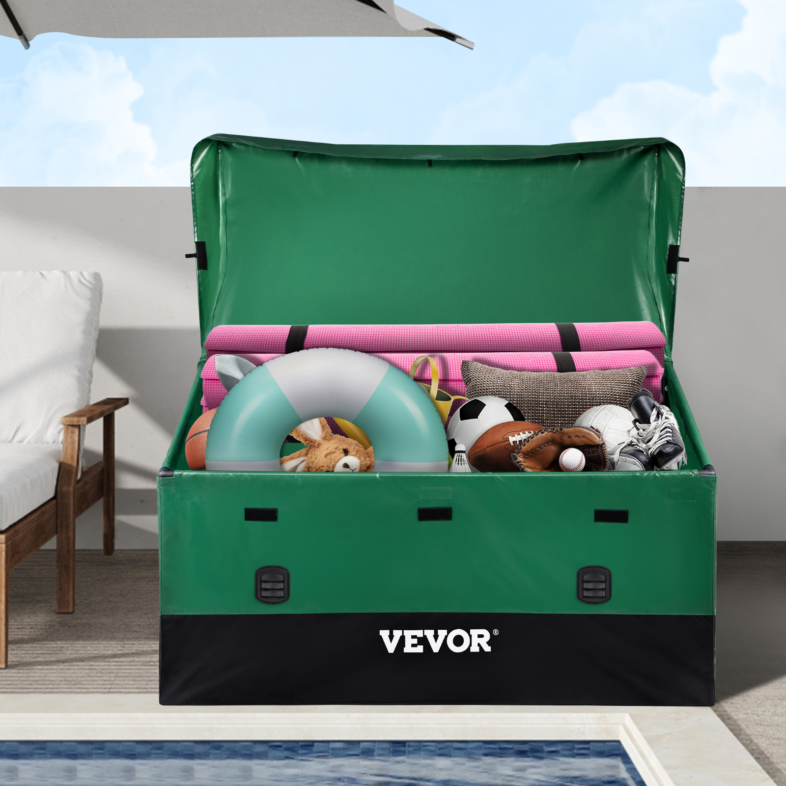Box da patio VEVOR pieno di giocattoli da piscina, attrezzatura sportiva e tappetini da yoga accanto alla piscina.