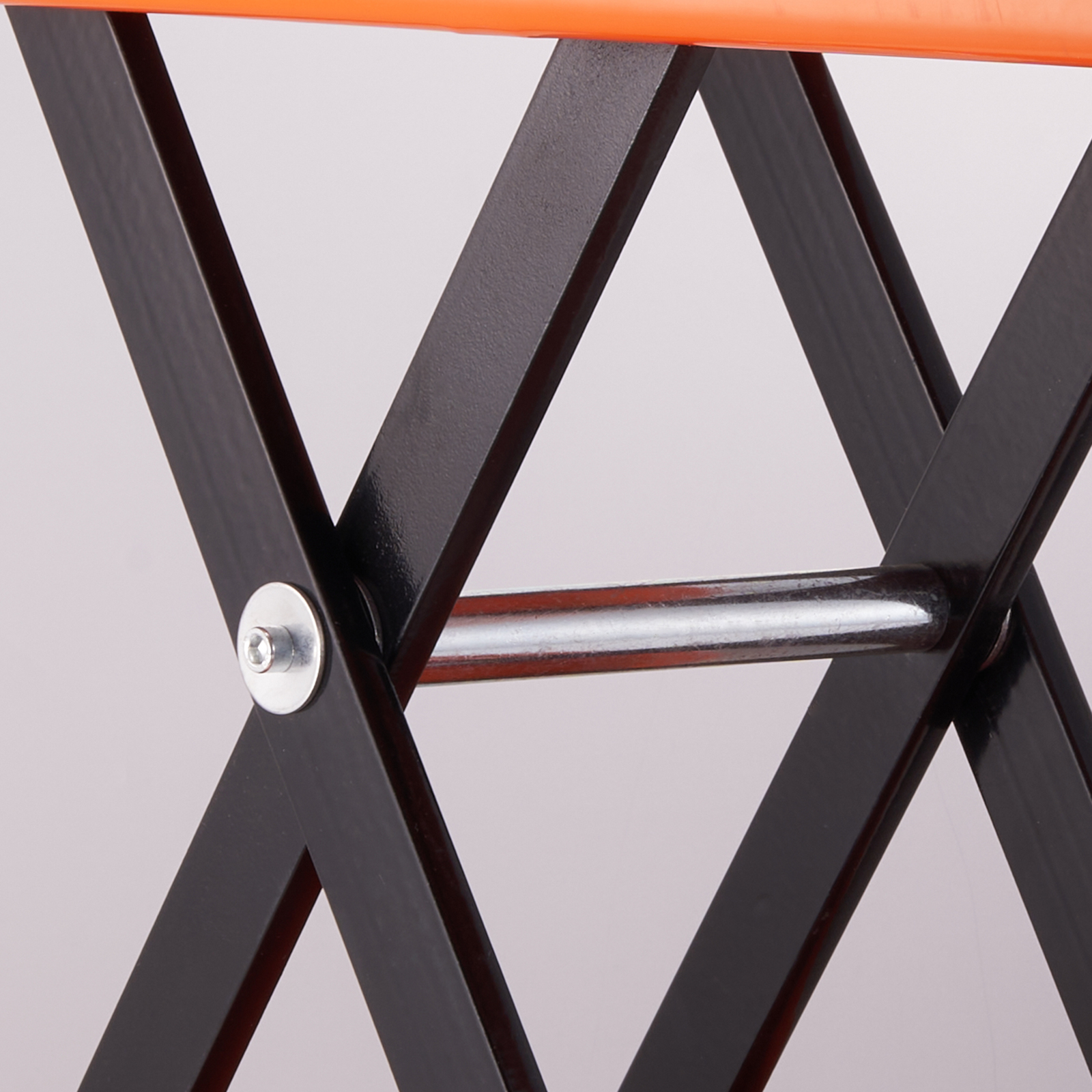 barre trasversali in metallo nero con parte superiore arancione brillante sul sollevatore per moto VEVOR.
