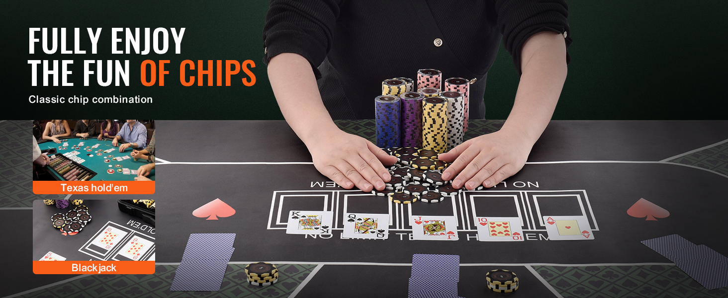 Persona, kas organizē VEVOR pokera žetonu komplektu uz spēļu galda ar kārtīm, reklamējot Texas Hold'em un blekdžeku.