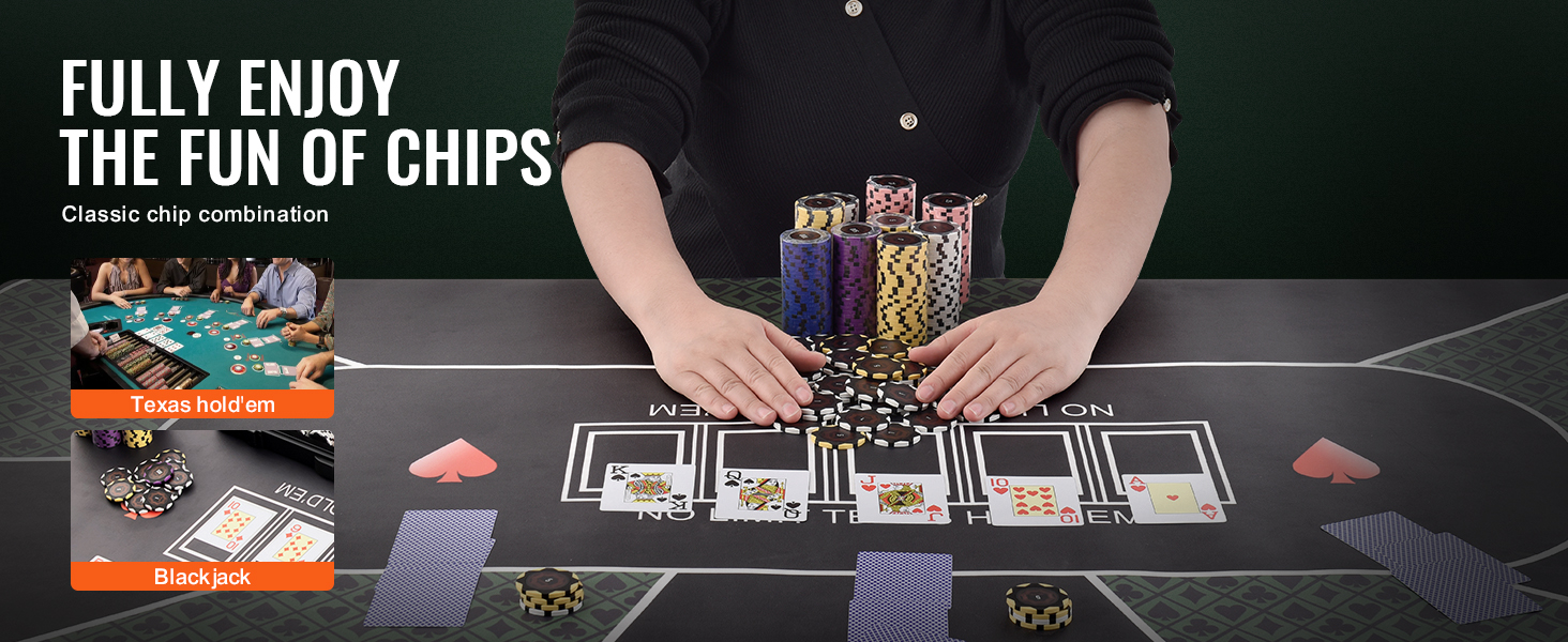 Cilvēks spēlē kārtis ar VEVOR pokera žetonu komplektu uz zaļa galda, uz kura attēlots klasiskais Texas Hold 'em un blekdžeks.